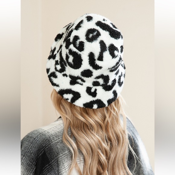 LEOPARD FAUX SHERPA BUCKET HAT - Picture 5 of 5